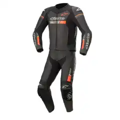 Alpinestars GP Force Chaser V2 er en avansert 2-delt racingdress utviklet for b&aring;de bane- og aktiv gatebruk. Med robust bovint skinn, CE-godkjent beskyttelse og Tech-Air&reg; 5-kompatibilitet leverer den h&oslash;y sikkerhet og presis ytelse.