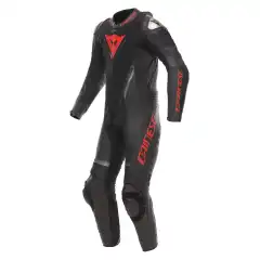 Dainese Demon Sprint Perf er en &eacute;n-delt skinndress utviklet for f&oslash;rere som &oslash;nsker h&oslash;y komfort, god ventilasjon og solid beskyttelse b&aring;de p&aring; bane og vei. Dressen kombinerer premium kuskinn, perforerte soner og avansert ergonomi for aktiv kj&oslash;ring.