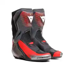 Dainese Racing Boots er laget for de som &oslash;nsker &aring; presse grensene p&aring; b&aring;de vei og bane, med den rette kombinasjonen av beskyttelse, ytelse og stil.