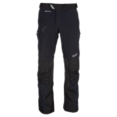 Klim Latitude Pant er en gjennomarbeidet touringbukse utviklet for lange motorsykkelturer i skiftende v&aelig;r. Sjette generasjon av Latitude-serien gir bedre v&aelig;rbeskyttelse, oppgradert slitestyrke og lavere vekt, samtidig som komfort og bevegelighet er forbedret for lange dager i salen.