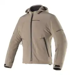 Clover Rambla WP i Sand er en vanntett og komfortabel urban MC-jakke laget i myk Suratec SoftShell med stretch. Med Aquazone-membran, CE-godkjente beskyttere og avtakbar hette er dette en praktisk hverdagsjakke som kombinerer lett vekt, god beskyttelse og moderne stil.