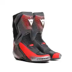 Dainese Racing Boots er laget for de som &oslash;nsker &aring; presse grensene p&aring; b&aring;de vei og bane, med den rette kombinasjonen av beskyttelse, ytelse og stil.